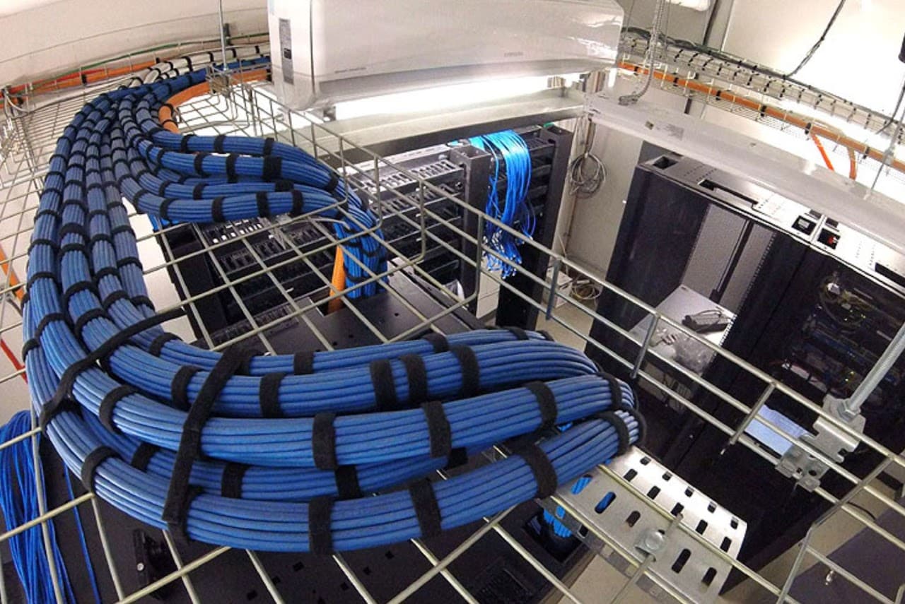 Cableado de red en rack de telecomunicaciones